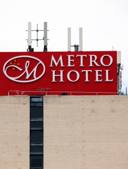 Metro Hotel Skysign 1