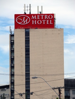 Metro Hotel Skysign 2